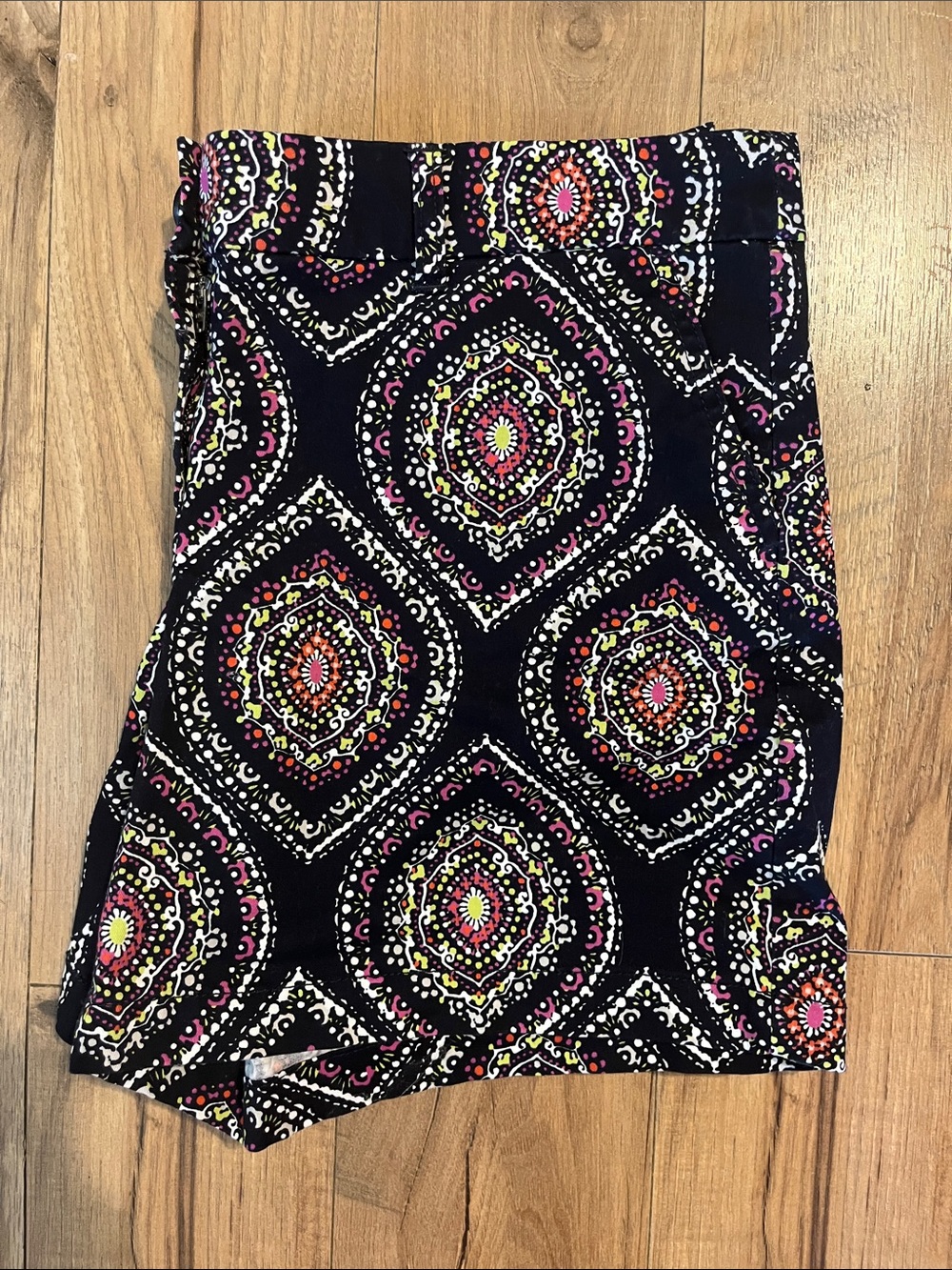 COLORFUL MEDALLION PATTERN TWILL CHINO SHORTS Women’s 10 NAVY BLUE Crown & Ivy